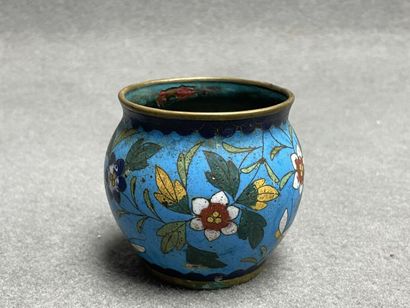 Deux petits caches pots et un petit vase...