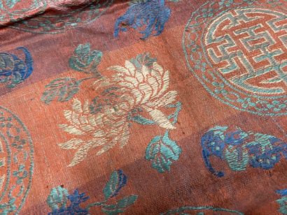 Deux broderies asiatique. 
120 x 42 cm et...