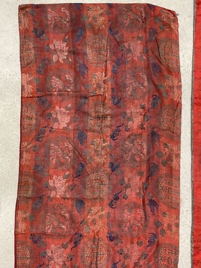 Deux broderies asiatique. 
120 x 42 cm et...