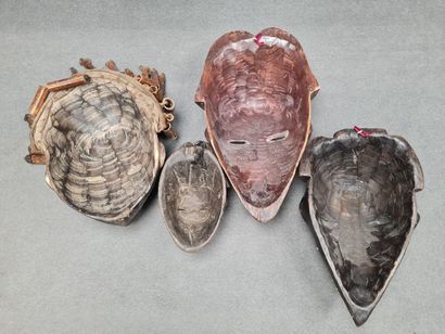 Collection de quatre masques africains 
H:...