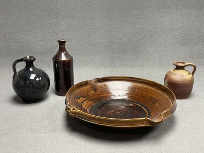 Bouteille, deux pichets et grand plat en...