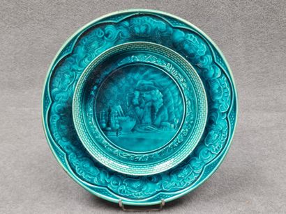 Assiette en faience verte à émaux ombrant...