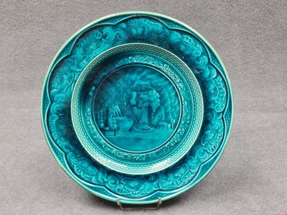 Assiette en faience verte à émaux ombrant...