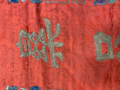Deux broderies asiatique. 
120 x 42 cm et...