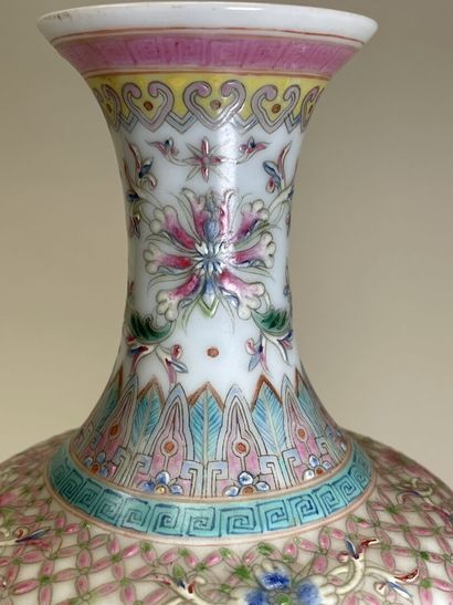 Vase en porcelaine à décor polychrome de...