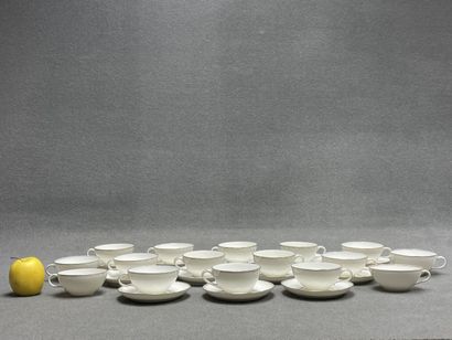 Seize tasses et douze soucoupes en porcelaine...