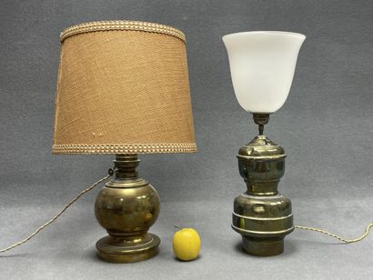 Deux lampes à pétrole montées à l'électricité....