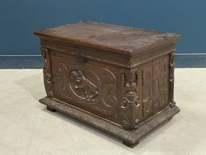 Coffre rustique en chêne sculpté. 
60 x 90...