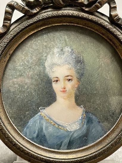 Elégantes. 
Deux miniatures cadre en bronze....