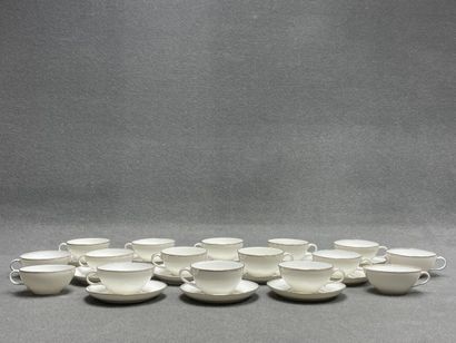 Seize tasses et douze soucoupes en porcelaine...