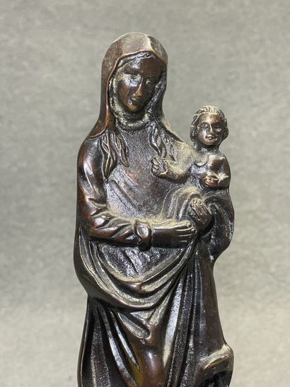 Vierge à l'enfant en bronze patiné. 
H. :21...