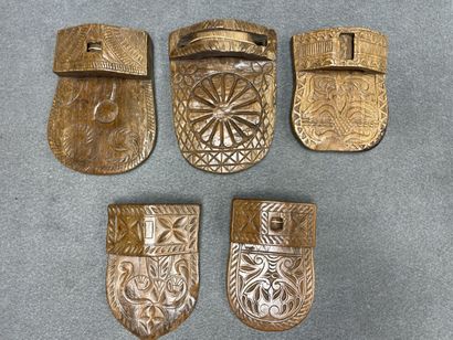 Collection de Cinq porte-machette en bois...