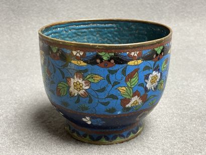 Deux petits caches pots et un petit vase...