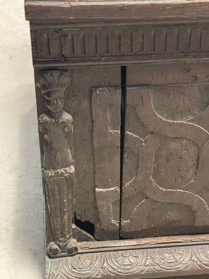 Coffre rustique en chêne sculpté. 
60 x 90...