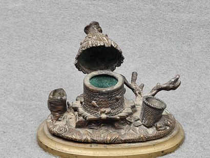 Encrier en bronze Charles X figurant une...