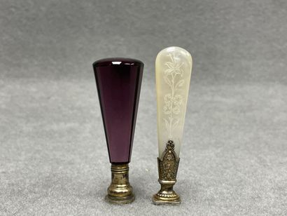 Deux cachets en nacre et en verre. 
L. :7...