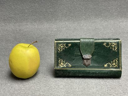 Carnet en cuir. 
Milieu XIX°
15 x 9 cm.