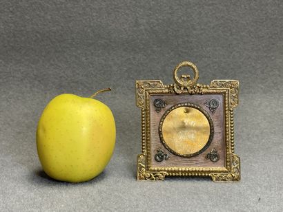 Petit cadre en bronze doré. 
10 x 9 cm.