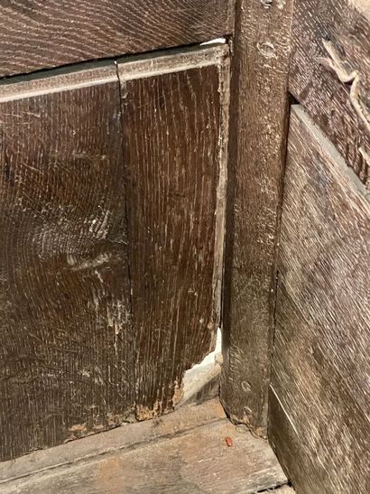 Coffre rustique en chêne sculpté. 
60 x 90...