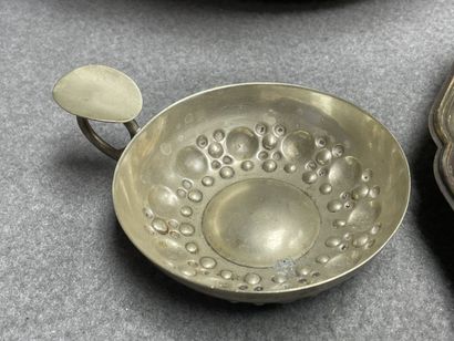 Lot comprenant: 
Paire de carafes, deux coupes...
