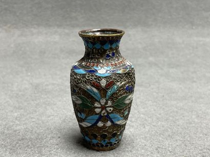 Deux petits caches pots et un petit vase...