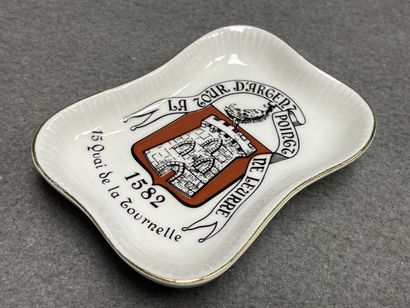 Lot comprenant: Cendrier en porcelaine de...