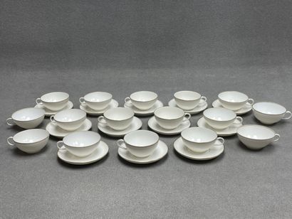 Seize tasses et douze soucoupes en porcelaine...