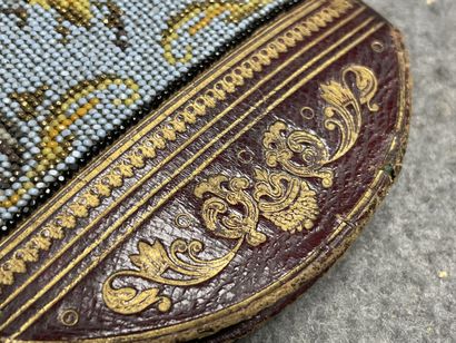 Porte monnaie en cuir estampé et broderie...