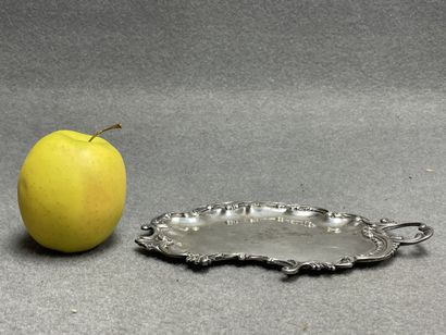 Plateau à cartes en argent. 
18 x 12 cm....