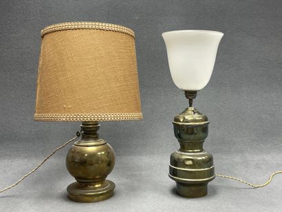 Deux lampes à pétrole montées à l'électricité....