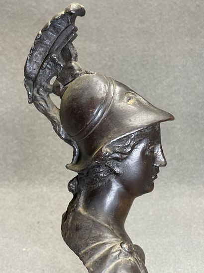 Soldat antique. 
Sculpture en bronze patiné....