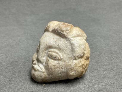Tête en pierre sculpté Antique. 
H. :6,5...
