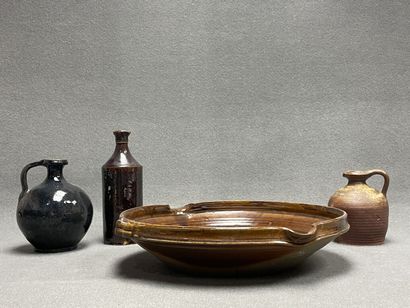 Bouteille, deux pichets et grand plat en...