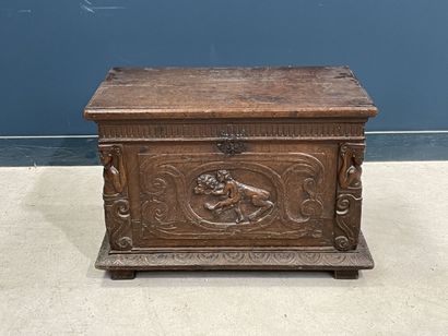 Coffre rustique en chêne sculpté. 
60 x 90...