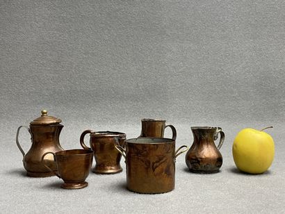 Lot de verseuses, faitout et tasse miniatures...