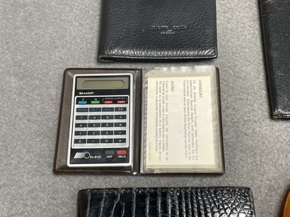 Lot de portes feuilles, pochette, calculatrice...