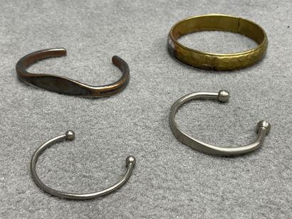 Lot de bijoux en métal argenté d'afrique...