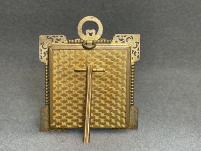 Petit cadre en bronze doré. 
10 x 9 cm.