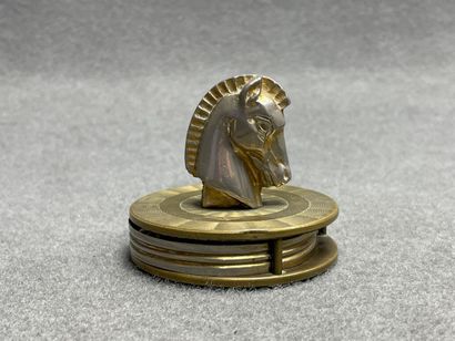 Lot comprenant: Cendrier en porcelaine de...