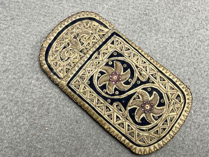 Etui en tissu et fil métalique
17 x 9 cm...