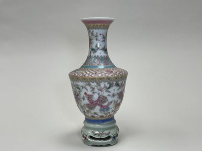 Vase en porcelaine à décor polychrome de...