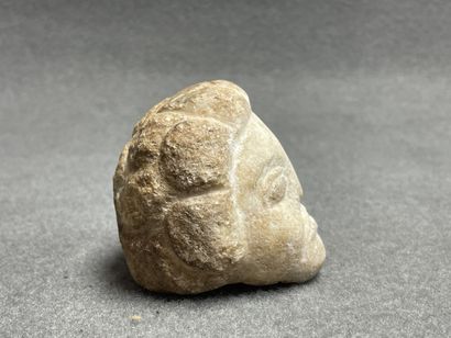 Tête en pierre sculpté Antique. 
H. :6,5...