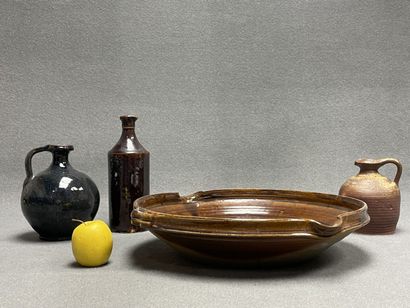 Bouteille, deux pichets et grand plat en...