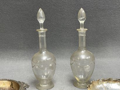 Lot comprenant: 
Paire de carafes, deux coupes...