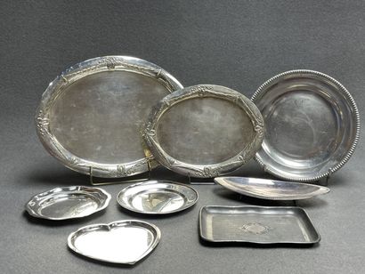 Lot de métal argenté comprenant: 
Deux plats...
