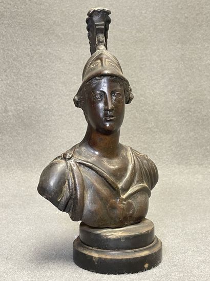 Soldat antique. 
Sculpture en bronze patiné....