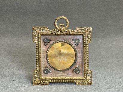Petit cadre en bronze doré. 
10 x 9 cm.