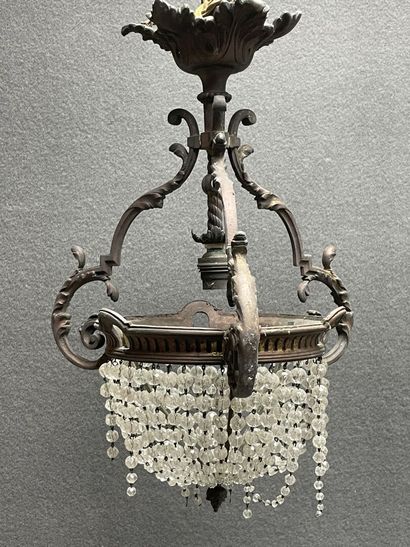 Petit lustre en bronze à perles. 
H. :42...