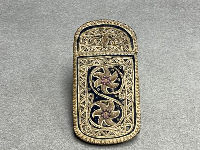 Etui en tissu et fil métalique
17 x 9 cm...