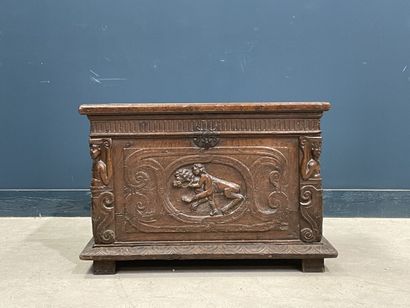 Coffre rustique en chêne sculpté. 
60 x 90...